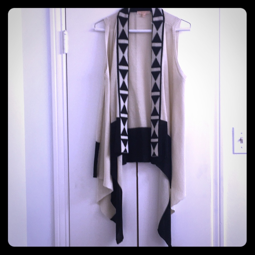 Skies are Blue— black/white flowing vest